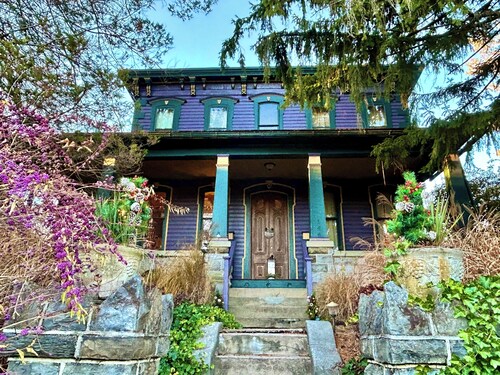 Ruby Room -The Amethyst Inn Bed & Breakfast- jacuzzi tub, fireplace, breakfast
