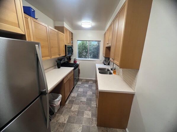 Private kitchen - Charming centrally located 1-bedroom apartment. Great live/work space. (Los Angeles)