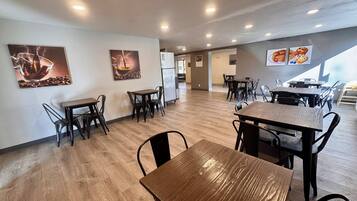 Ilmainen päivittäinen mannermainen aamiainen