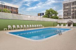 Piscine extérieure en saison