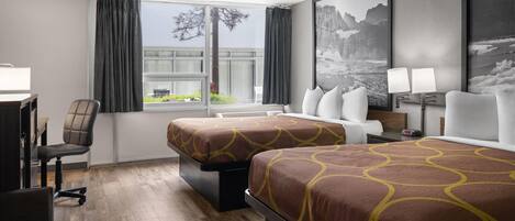 Habitación de hotel con dos camas, un escritorio, una silla, un ventanal con cortinas y vistas a un edificio y árboles.
