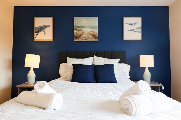 4 bedrooms, iron/ironing board, Internet, bed sheets - Delightful-Ipswich-4 Bed-SelfCatering-Parking-Wifi (Suffolk)