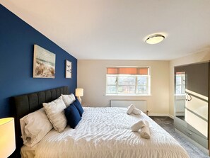4 habitaciones, tabla de planchar con plancha, internet y ropa de cama 