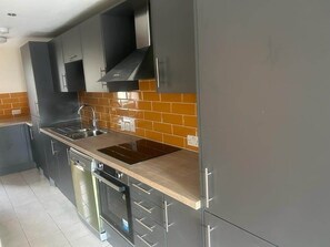 Frigorífico, microondas, horno y lavavajillas