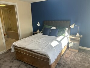 5 bedrooms, iron/ironing board, free WiFi, bed sheets