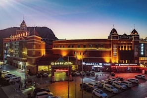 Exterior - Holiday Inn Altay Golden Bridge (Altay City)