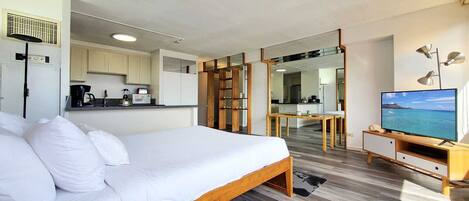 Tabla de planchar con plancha, wifi, ropa de cama