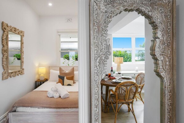 1 bedroom, iron/ironing board, WiFi, bed sheets - Charming Retreat in Exclusive Glebe Estate (Glebe)