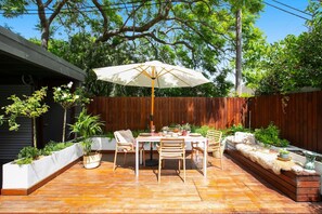 Outdoor dining - Charming Retreat in Exclusive Glebe Estate (Glebe)