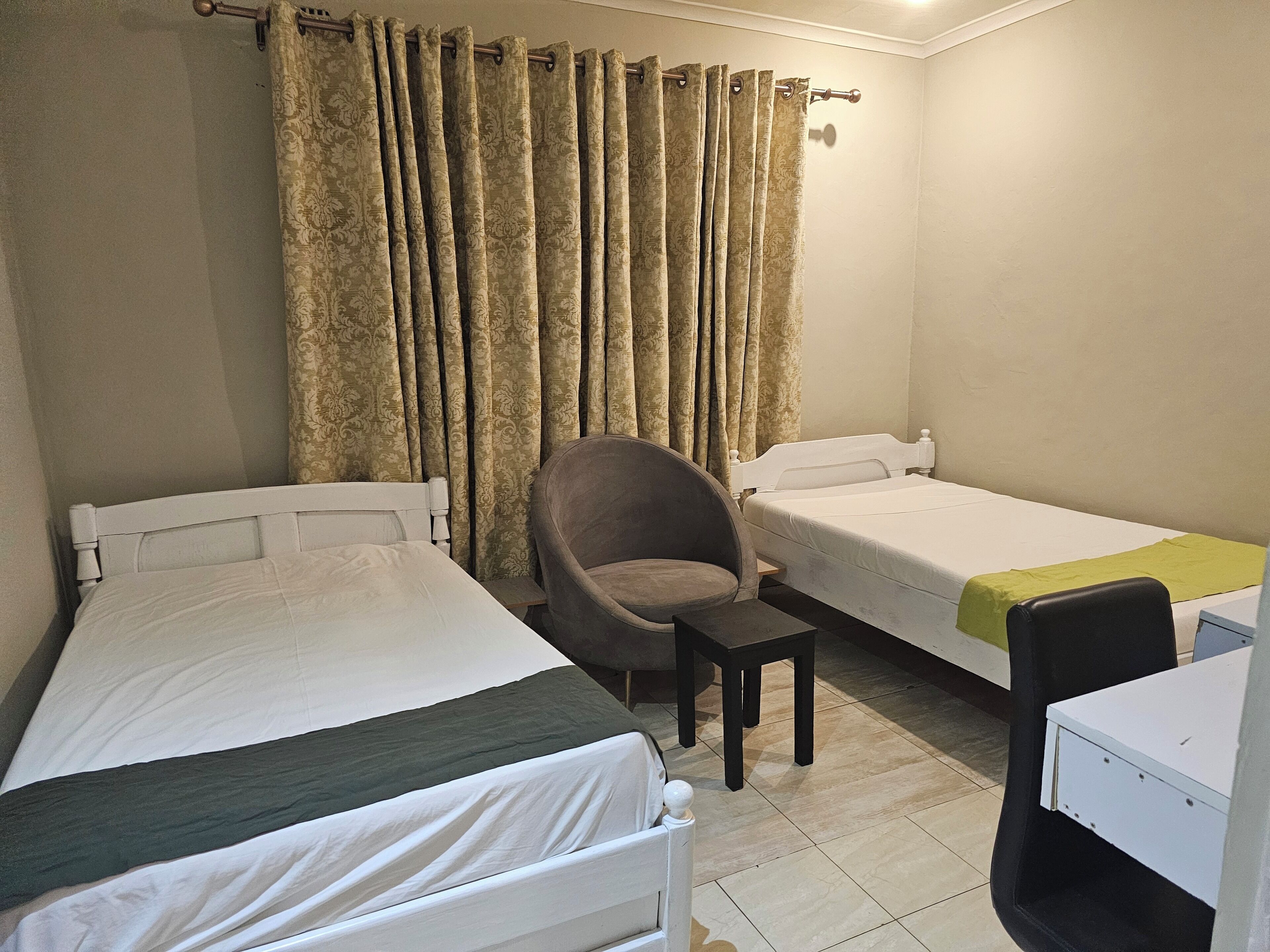 غرفة اقتصادية بسريرين فرديين | مكتب ومساحة عمل للكمبيوتر المحمول وواي فاي مجانًا