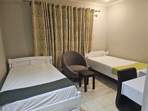 Economy Twin Room | Desk, laptop workspace, free WiFi