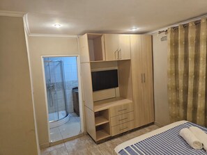 Standard Double Room | Desk, laptop workspace, free WiFi