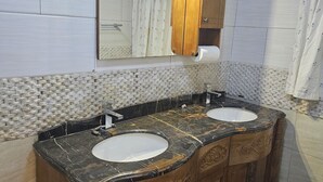 Kamar Double Standar | Kamar mandi | Perlengkapan mandi gratis, sandal, sabun, dan sampo