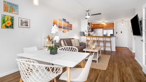 Un apartamento moderno con comedor, cocina y sala de estar.