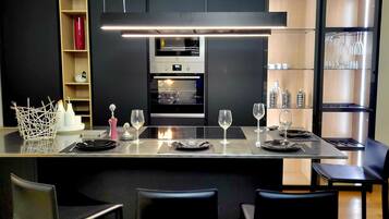 KĂŒhlschrank, Mikrowelle, Ofen, Herdplatte