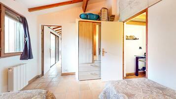 2 slaapkamers, een strijkplank/strijkijzer, reisbedje, gratis wifi