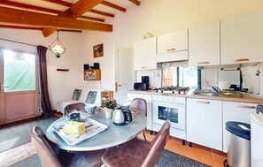 Geladeira, fogão, cooktop, cafeteira/chaleira