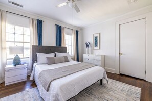 1 quarto, escrivaninha, ferros/tábuas de passar roupa, Wi-Fi de cortesia