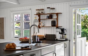 Refrigerador, placa de cocina, cafetera/tetera