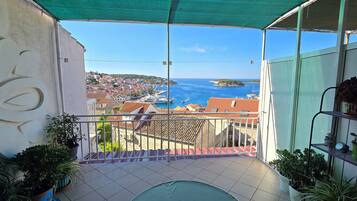 Romantische kamer, balkon, uitzicht op zee | Terras