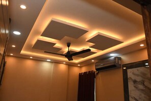 Suite estudio familiar, vistas a la ciudad | Espacio para trabajar con un portátil