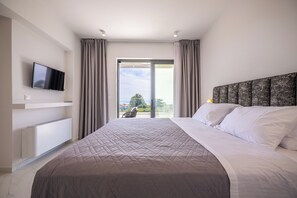 2 quartos, ferros/tábuas de passar roupa, berço de viagem