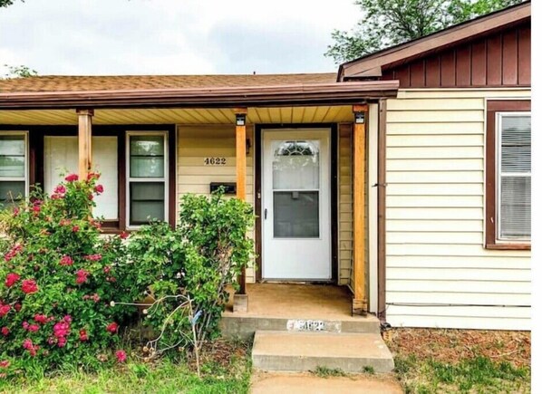 Exterior detail - ★Clean&Comfy★3BR/1.5BA Home★EZ access to CNTRL LBK (Lubbock)