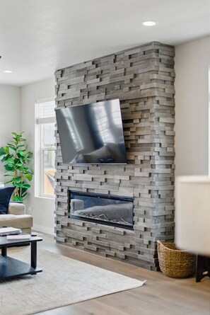 Smart TV, fireplace - ~BRAND NEW ~ Scenic Luxury Mountain Retreat (Heber City)