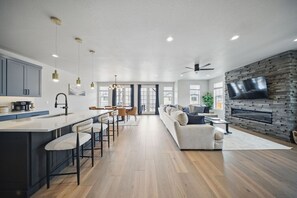 Smart TV, fireplace - ~BRAND NEW ~ Scenic Luxury Mountain Retreat (Heber City)