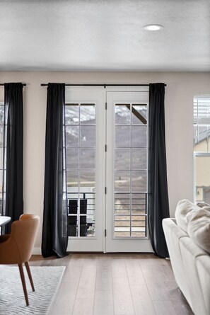 Smart TV, fireplace - ~BRAND NEW ~ Scenic Luxury Mountain Retreat (Heber City)