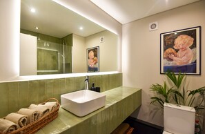 Shower, hair dryer, towels, soap - Cascais Lighthouse House - Coastal getaway with stunning views (Cascais)