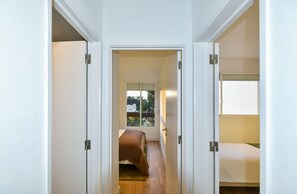 2 dormitoris, escriptori i planxa i posts de planxar