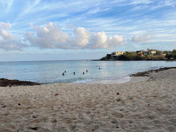 Beach nearby, beach towels - Spacious 4-bedroom apartment in charming Lucea, Hanover. Walk to the beach! (Bulls Bay, Lucea)