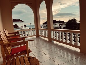 Property grounds - Spacious 4-bedroom apartment in charming Lucea, Hanover. Walk to the beach! (Bulls Bay, Lucea)