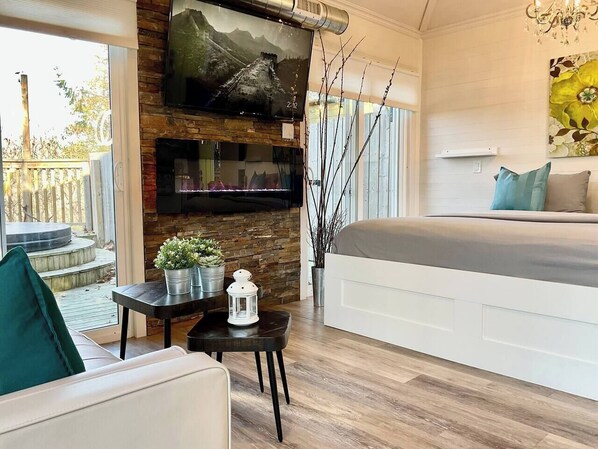 1 bedroom, free WiFi, bed sheets - Experience the Ultimate Waterfront Luxury Escape with Your Own Private Hot Tub (Lansdowne)