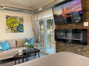 Smart TV, fireplace - Experience the Ultimate Waterfront Luxury Escape with Your Own Private Hot Tub (Lansdowne)