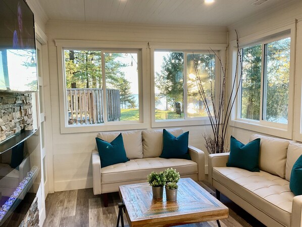 Smart TV, fireplace - Waterfront Luxury 4-Bedroom Home with Private Hot Tub & Free Dockage (Lansdowne)