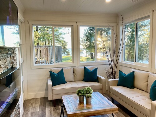 Waterfront Luxury 4-Bedroom Home with Private Hot Tub & Free Dockage