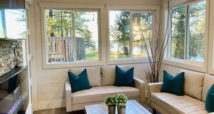 Waterfront Luxury 4-Bedroom Home with Private Hot Tub & Free Dockage