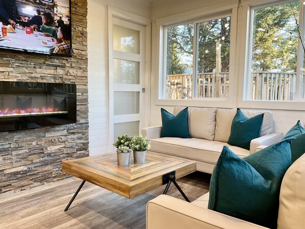 Una Smart TV, una chimenea