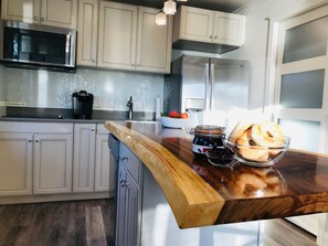 Fridge, microwave, stovetop, dishwasher - Waterfront Luxury 4-Bedroom Home with Private Hot Tub & Free Dockage (Lansdowne)