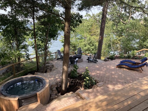 Waterfront Luxury 4-person Home with Private Hot Tub, Pet Friendly