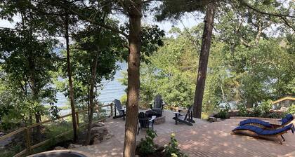 Waterfront Luxury 4-person Home with Private Hot Tub, Pet Friendly