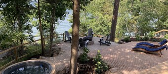 Waterfront Luxury 4-person Home with Private Hot Tub, Pet Friendly