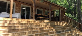 Waterfront Luxury 4-person Home with Private Hot Tub, Pet Friendly