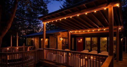 Waterfront Luxury Cottage for 8 with Private Hot Tub & Free Dockage