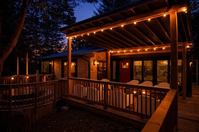 Waterfront Luxury Cottage for 8 with Private Hot Tub & Free Dockage