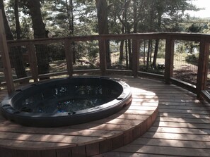 Outdoor spa tub - Riviera - A gathering spot (Lansdowne)