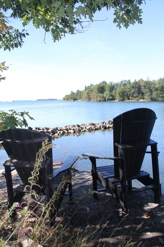 Waterfront Luxury Cottage for 8 with Private Hot Tub & Free Dockage