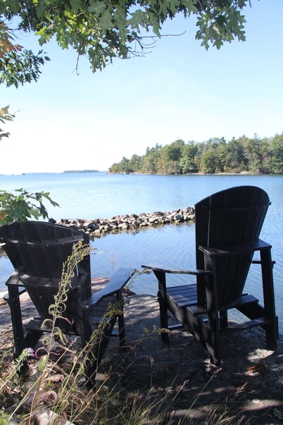 Waterfront Luxury Cottage for 8 with Private Hot Tub & Free Dockage